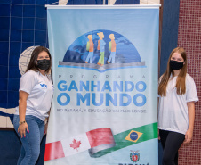 Despedida do Paraná rumo ao Canadá tem muita emoção, alegria e gratidão de estudantes e pais