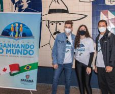 Despedida do Paraná rumo ao Canadá tem muita emoção, alegria e gratidão de estudantes e pais