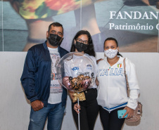 Despedida do Paraná rumo ao Canadá tem muita emoção, alegria e gratidão de estudantes e pais