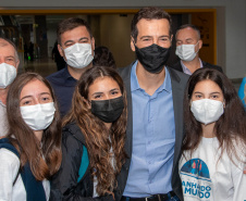 Despedida do Paraná rumo ao Canadá tem muita emoção, alegria e gratidão de estudantes e pais