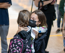 Despedida do Paraná rumo ao Canadá tem muita emoção, alegria e gratidão de estudantes e pais