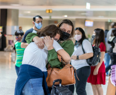 Despedida do Paraná rumo ao Canadá tem muita emoção, alegria e gratidão de estudantes e pais
