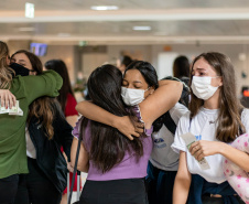 Despedida do Paraná rumo ao Canadá tem muita emoção, alegria e gratidão de estudantes e pais