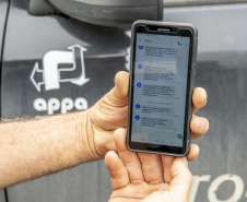 Vacinas contra a gripe e a Covid-19 são levadas aos caminhoneiros que aguardam no Pátio de Triagem do Porto de Paranaguá