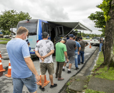 Vacinas contra a gripe e a Covid-19 são levadas aos caminhoneiros que aguardam no Pátio de Triagem do Porto de Paranaguá