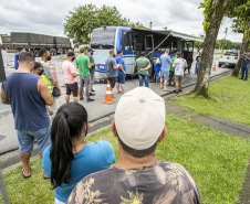 Vacinas contra a gripe e a Covid-19 são levadas aos caminhoneiros que aguardam no Pátio de Triagem do Porto de Paranaguá
