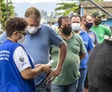 Vacinas contra a gripe e a Covid-19 são levadas aos caminhoneiros que aguardam no Pátio de Triagem do Porto de Paranaguá
