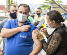 Vacinas contra a gripe e a Covid-19 são levadas aos caminhoneiros que aguardam no Pátio de Triagem do Porto de Paranaguá
