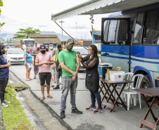 Vacinas contra a gripe e a Covid-19 são levadas aos caminhoneiros que aguardam no Pátio de Triagem do Porto de Paranaguá