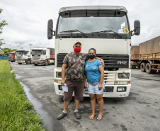 Vacinas contra a gripe e a Covid-19 são levadas aos caminhoneiros que aguardam no Pátio de Triagem do Porto de Paranaguá