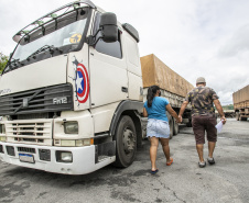 Vacinas contra a gripe e a Covid-19 são levadas aos caminhoneiros que aguardam no Pátio de Triagem do Porto de Paranaguá