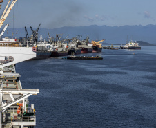 Em volume e quantidade, movimento para abastecer navios está maior no Porto de Paranaguá