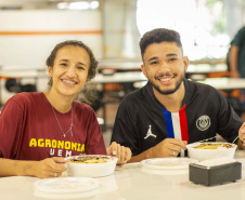 Auxílio-alimentação, com almoço e jantar, é fornecido a estudantes