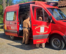 Policiais salvam vida de criança e PM orienta sobre como agir em caso de engasgamento
