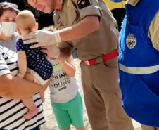 Policiais salvam vida de criança e PM orienta sobre como agir em caso de engasgamento