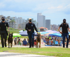 Cães policiais da Polícia Civil interagem com a sociedade no Litoral