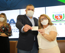 Secretaria de Justiça, Família e Trabalho entrega a primeira carteira do artesanato brasileiro e comemora Dia do Artesanato