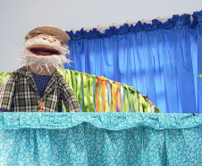 Portos do Paraná leva teatro sobre preservação de manguezais para comunidades ilhadas