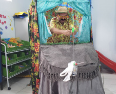 Portos do Paraná leva teatro sobre preservação de manguezais para comunidades ilhadas