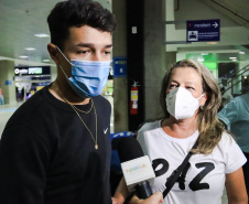 Repatriado da Ucrânia - Murilo Koefendee Maia, jogador de futebol,  com a mãe Angélica Maia e o pai  Juarez Maia - Curitiba, 11/03/2022