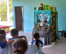 Portos do Paraná leva teatro sobre preservação de manguezais para comunidades ilhadas