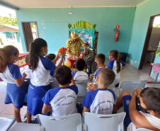 Portos do Paraná leva teatro sobre preservação de manguezais para comunidades ilhadas