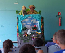 Portos do Paraná leva teatro sobre preservação de manguezais para comunidades ilhadas