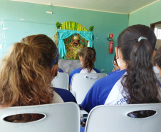 Portos do Paraná leva teatro sobre preservação de manguezais para comunidades ilhadas