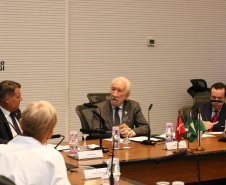 Investimento em infraestrutura paranaense é destaque em encontro do vice-governador com representantes da Suíça