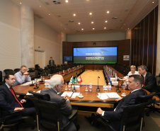 Investimento em infraestrutura paranaense é destaque em encontro do vice-governador com representantes da Suíça