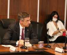 Investimento em infraestrutura paranaense é destaque em encontro do vice-governador com representantes da Suíça