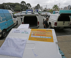 Funcionários do Cemepar carregando vacinas contra a Covid 19, para as 22 regionais de saúide do Paraná 