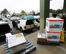 Funcionários do Cemepar carregando vacinas contra a Covid 19, para as 22 regionais de saúide do Paraná 