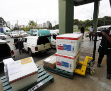 Funcionários do Cemepar carregando vacinas contra a Covid 19, para as 22 regionais de saúide do Paraná 