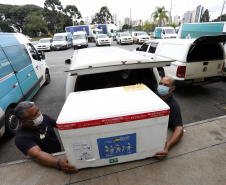 Funcionários do Cemepar carregando vacinas contra a Covid 19, para as 22 regionais de saúide do Paraná 