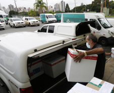 Funcionários do Cemepar carregando vacinas contra a Covid 19, para as 22 regionais de saúide do Paraná 