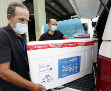 Funcionários do Cemepar carregando vacinas contra a Covid 19, para as 22 regionais de saúide do Paraná 
