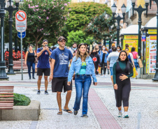 Março confirma melhora no quadro de Covid-19, com queda de 82,% nos casos e 66,5% em mortes