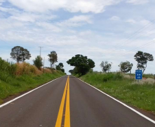 DER/PR executou serviços de sinalização horizontal e instalação de tachas refletivas em 11,43 km da PR-557, entre Diamante do Norte e o distrito de Adhemar de Barros - 