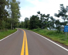 DER/PR executou serviços de sinalização horizontal e instalação de tachas refletivas em 11,43 km da PR-557, entre Diamante do Norte e o distrito de Adhemar de Barros - 