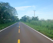 DER/PR executou serviços de sinalização horizontal e instalação de tachas refletivas em 11,43 km da PR-557, entre Diamante do Norte e o distrito de Adhemar de Barros - 