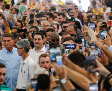 O governador Carlos Massa Ratinho Junior visitou neste sábado (9), ao lado do presidente da República, Jair Bolsonaro, o Santuário de São Miguel Arcanjo, em Bandeirantes, na Região Norte. - Bandeirantes, 09/04/2022