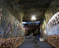  Santuário de São Miguel Arcanjo, em Bandeirantes, - Bandeirantes, 09/04/2022