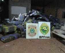BPFRON e Polícia Federal apreendem 2,8 toneladas de drogas em Santa Helena-PR