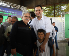 O governador Carlos Massa Ratinho Junior entregou nesta quinta-feira (12) as matrículas imobiliárias, com registro dos títulos em cartório, que regularizam a posse e o direito da moradia a 131 famílias de Ribeirão do Pinhal, no Norte Pioneiro. 