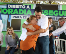 O governador Carlos Massa Ratinho Junior entregou nesta quinta-feira (12) as matrículas imobiliárias, com registro dos títulos em cartório, que regularizam a posse e o direito da moradia a 131 famílias de Ribeirão do Pinhal, no Norte Pioneiro. 