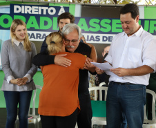 O governador Carlos Massa Ratinho Junior entregou nesta quinta-feira (12) as matrículas imobiliárias, com registro dos títulos em cartório, que regularizam a posse e o direito da moradia a 131 famílias de Ribeirão do Pinhal, no Norte Pioneiro. 