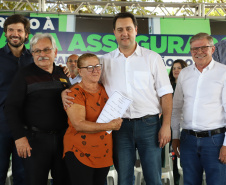 O governador Carlos Massa Ratinho Junior entregou nesta quinta-feira (12) as matrículas imobiliárias, com registro dos títulos em cartório, que regularizam a posse e o direito da moradia a 131 famílias de Ribeirão do Pinhal, no Norte Pioneiro. 
