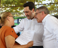 O governador Carlos Massa Ratinho Junior entregou nesta quinta-feira (12) as matrículas imobiliárias, com registro dos títulos em cartório, que regularizam a posse e o direito da moradia a 131 famílias de Ribeirão do Pinhal, no Norte Pioneiro. 