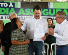 O governador Carlos Massa Ratinho Junior entregou nesta quinta-feira (12) as matrículas imobiliárias, com registro dos títulos em cartório, que regularizam a posse e o direito da moradia a 131 famílias de Ribeirão do Pinhal, no Norte Pioneiro. 